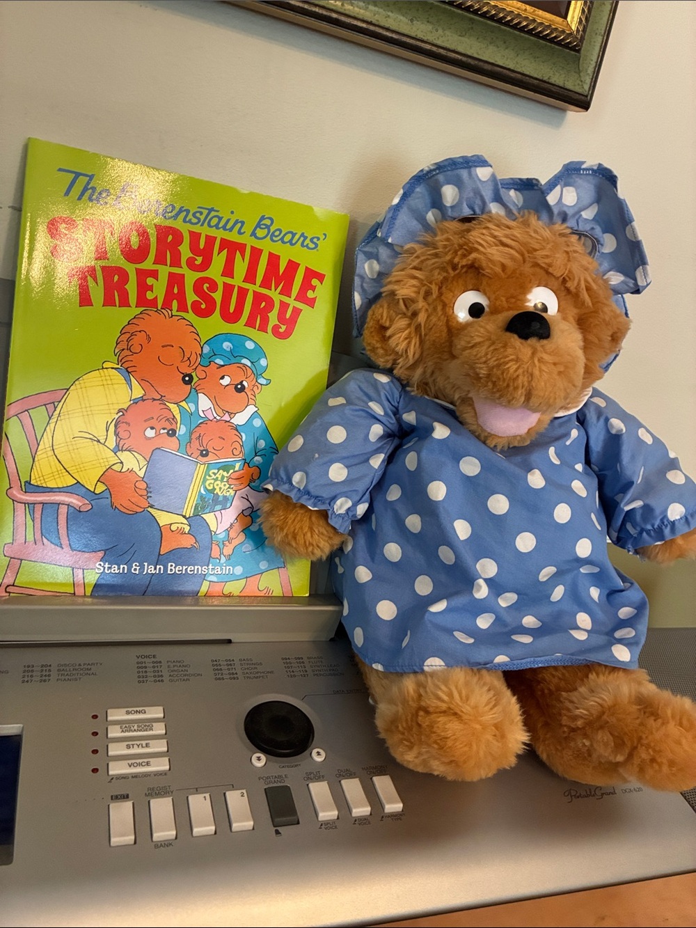 Berenstain Bears - VTG. 1993  MAMA BEAR and STORYTIME TREASURY